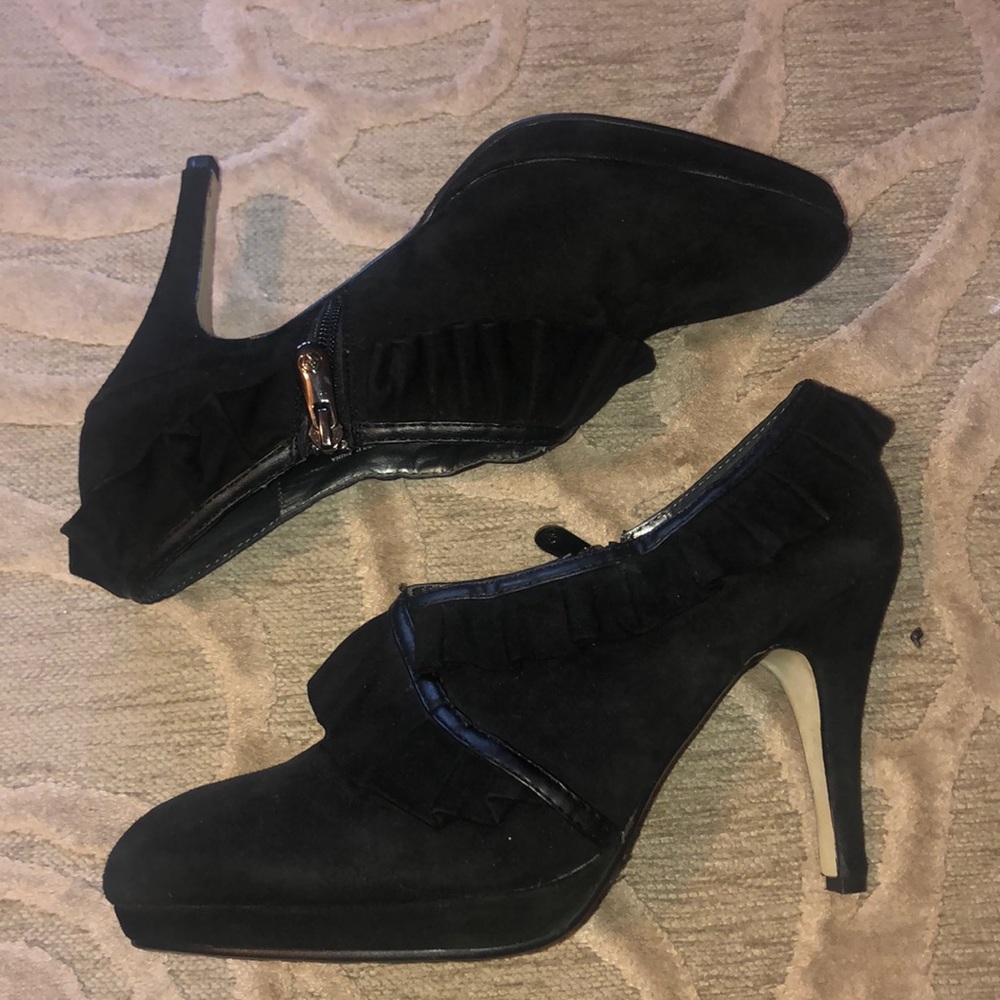 NWT🌷ADRIENNE VITTADINI🌷Black suede ruffled heel